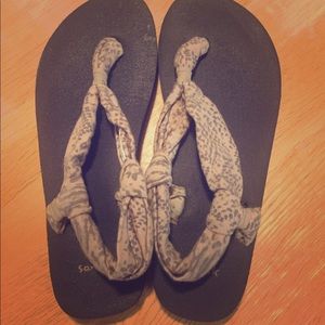 Sanuk size 7 Sandals